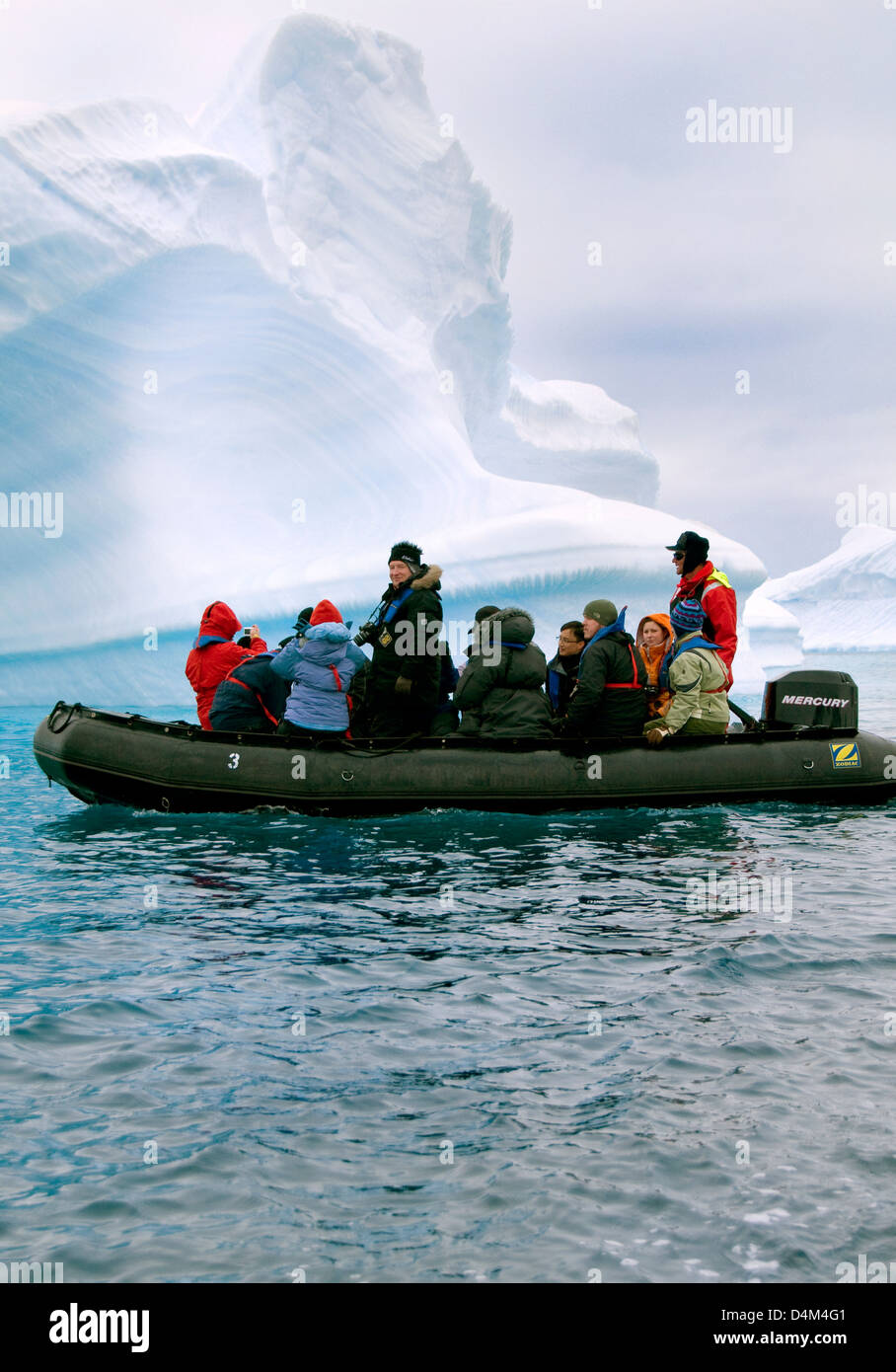 Touristen, die zwischen Eisbergen in der Antarktis Kreuzfahrt Stockfoto