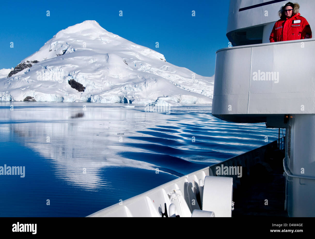 Ein Tourist den Ausblick bei Paradise Bay in der Antarktis Stockfoto