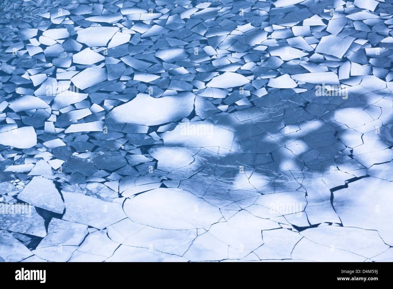 Luftaufnahme von einer gefrorenen roten Tarn unter Lakelandpoeten im Lake District. Stockfoto