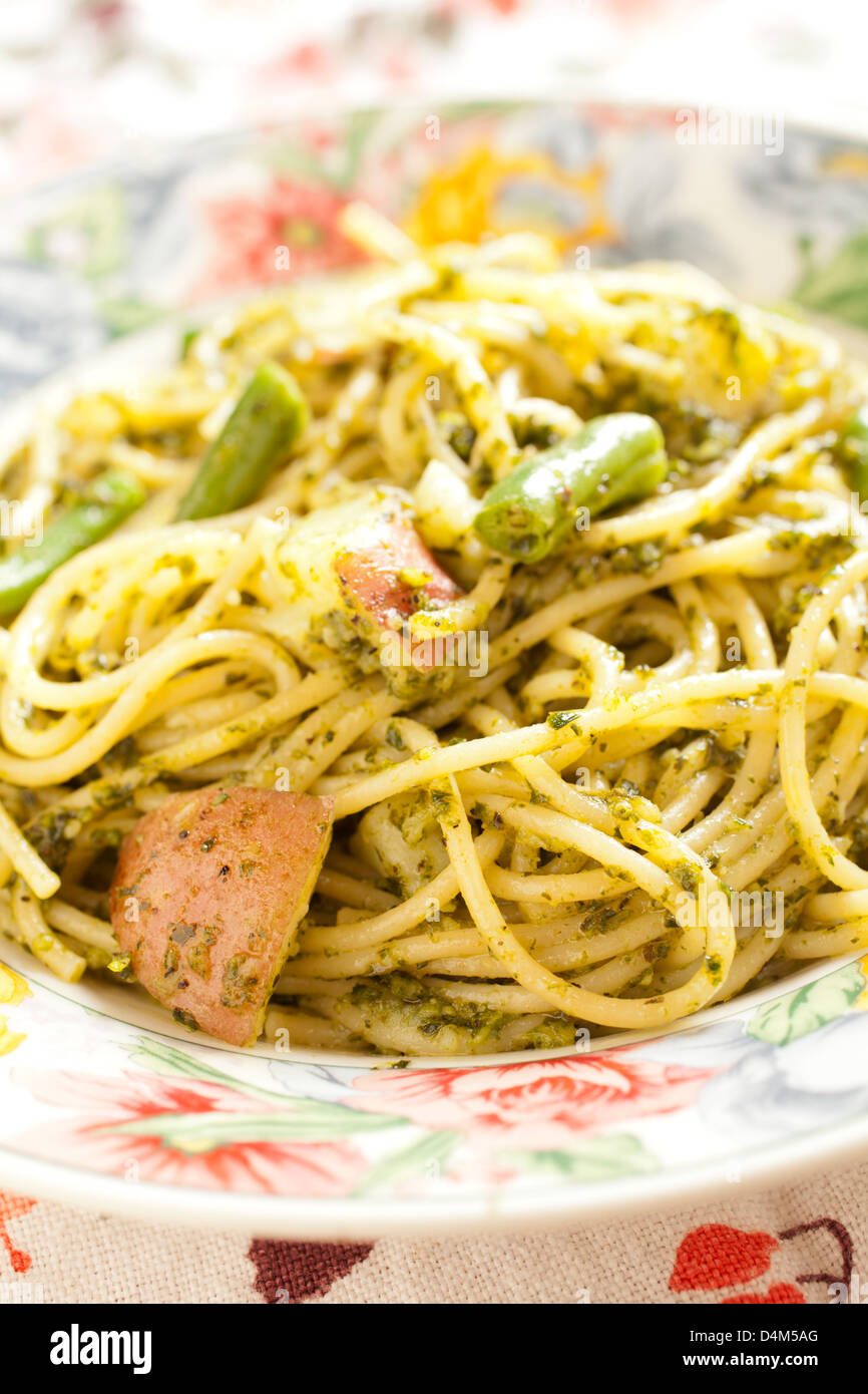 Spaghetti mit Pesto-Sauce serviert italienische Stil mit grünen Bohnen und Kartoffeln Stockfoto