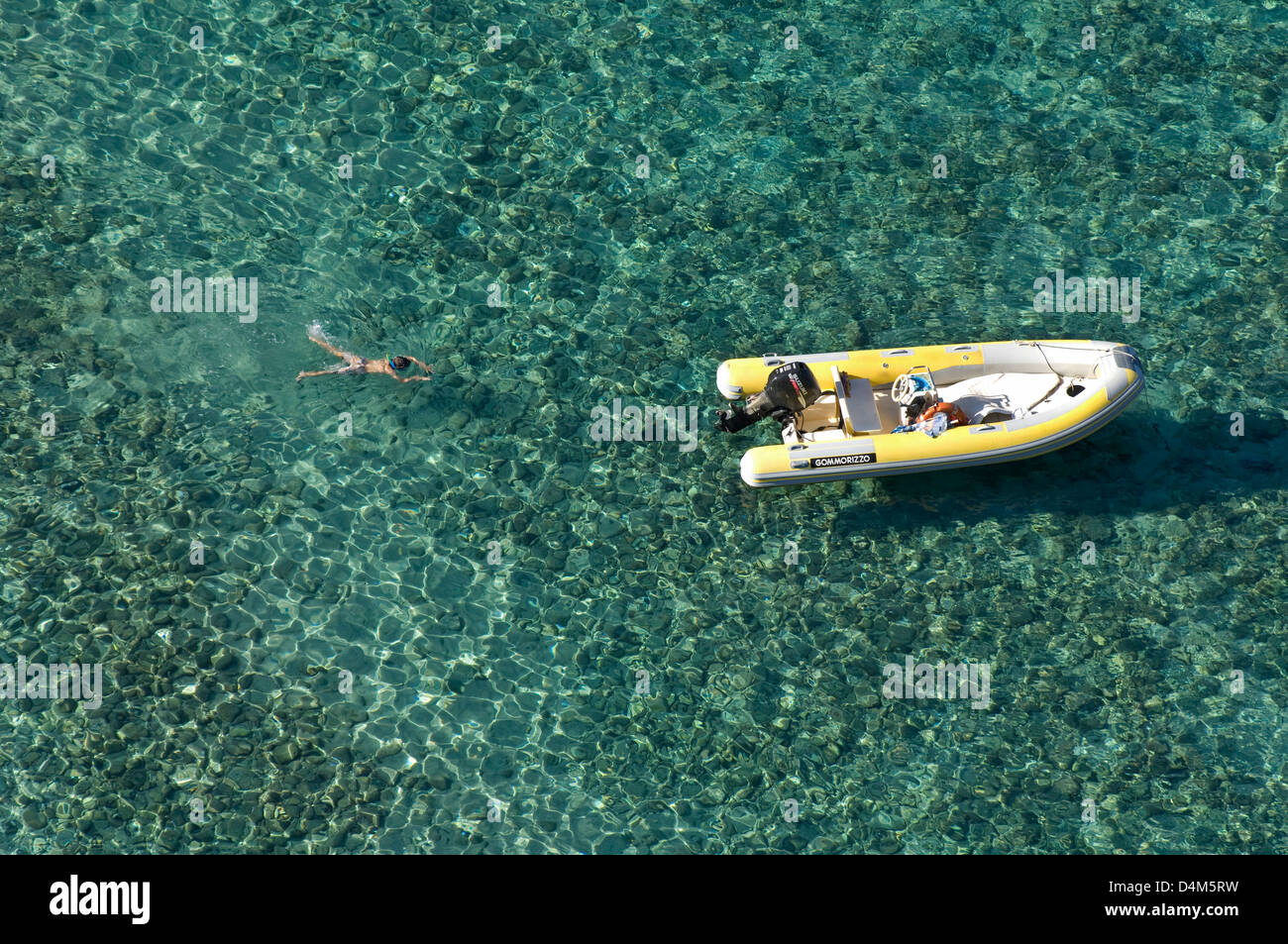 Touristischen schwimmen auf dem Meer in der Nähe von Cala Luna Strand, Cala Gonone Küste Dorgali Sardinien, Italien Stockfoto