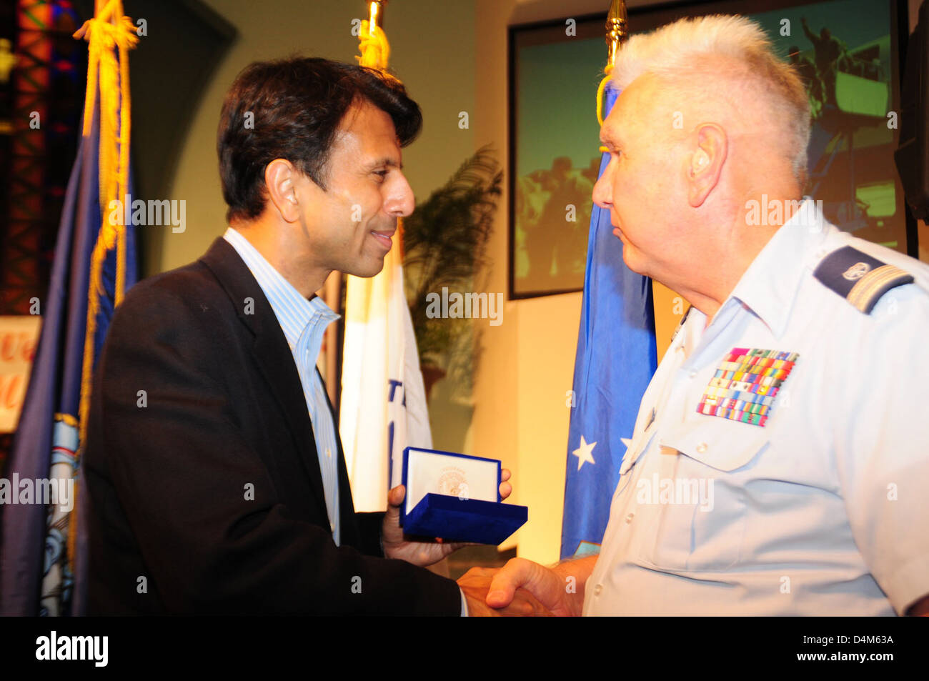 Bobby Jindal, Gouverneur von Louisiana, ehrte Auxiliaristen und Veteranen für ihren Dienst mit der Louisiana Veterans Honor Medal bei einer Zeremonie in River Ridge, New Orleans. Die Zeremonie würdigte den bedeutenden Beitrag dieser Personen zur Sicherheit und Gefahrenabwehr im Seeverkehr. Stockfoto