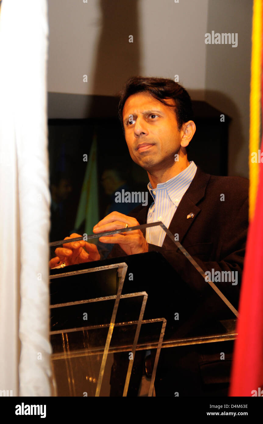 Bobby Jindal, Gouverneur von Louisiana, ehrte Auxiliaristen und Veteranen bei einer Veranstaltung in River Ridge, New Orleans mit der Louisiana Veterans Honor Medal. Die Zeremonie würdigte ihre Hingabe und ihren Dienst für den Staat und die Nation und betonte die Bedeutung militärischer und freiwilliger Beiträge für die Gemeinschaft. Stockfoto