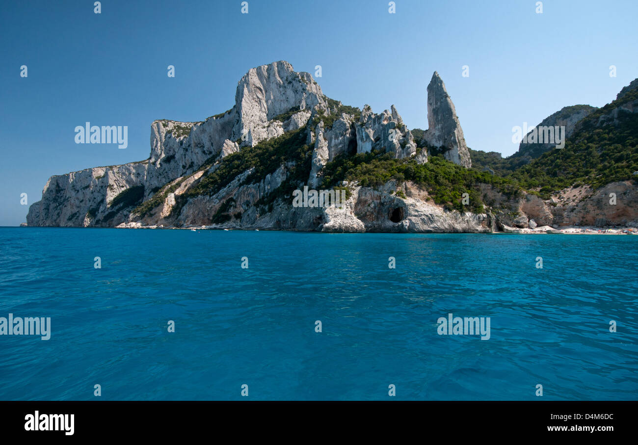 Blick auf Cala Goloritze Strand und Aguglia felsigen Gipfel aus das türkisfarbene Wasser des Golfs Meer, Baunei, Orosei, Sardinien, Italien Stockfoto