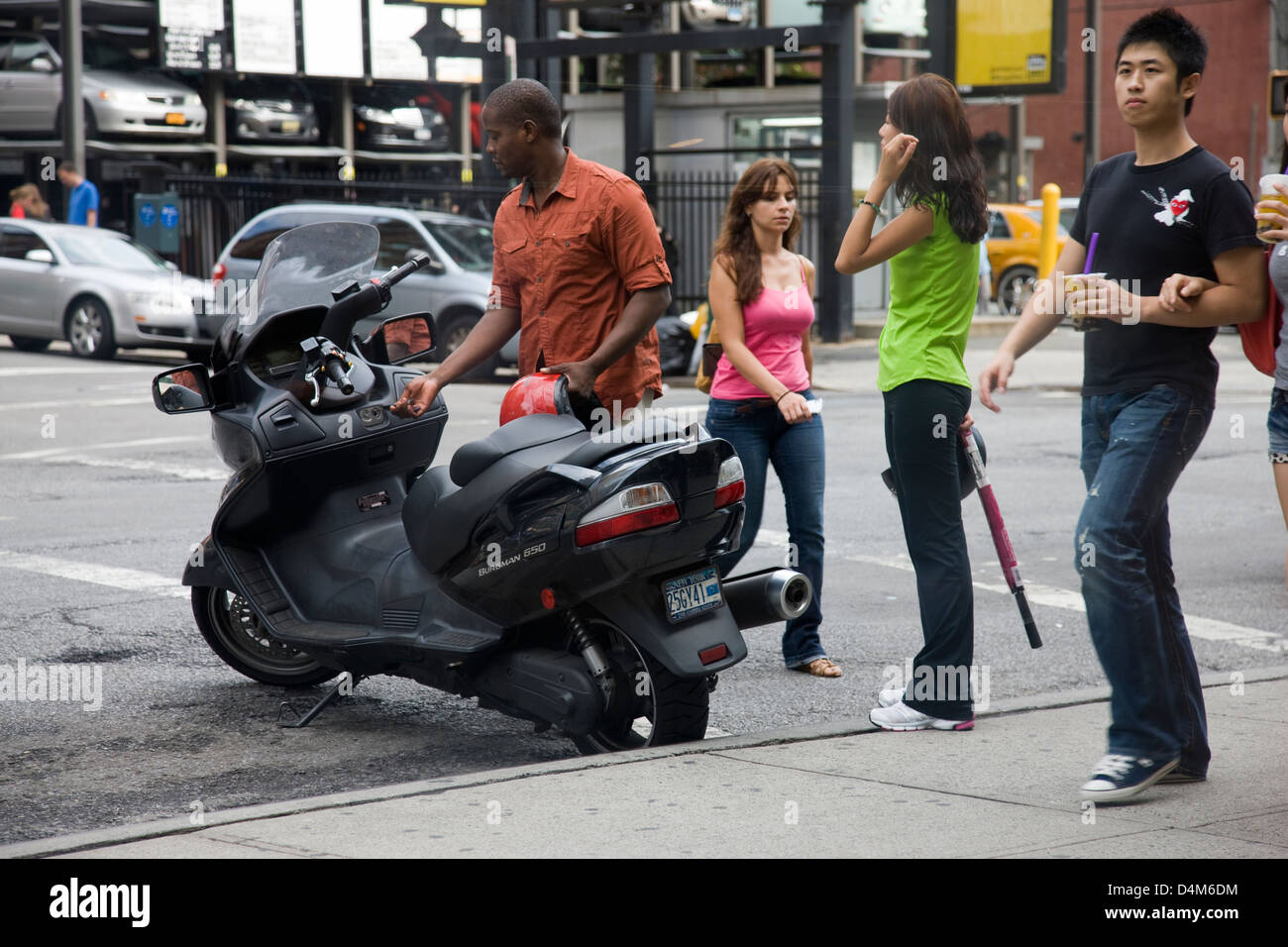 Paar auf einem Moped in Chinatown, New York Stockfoto