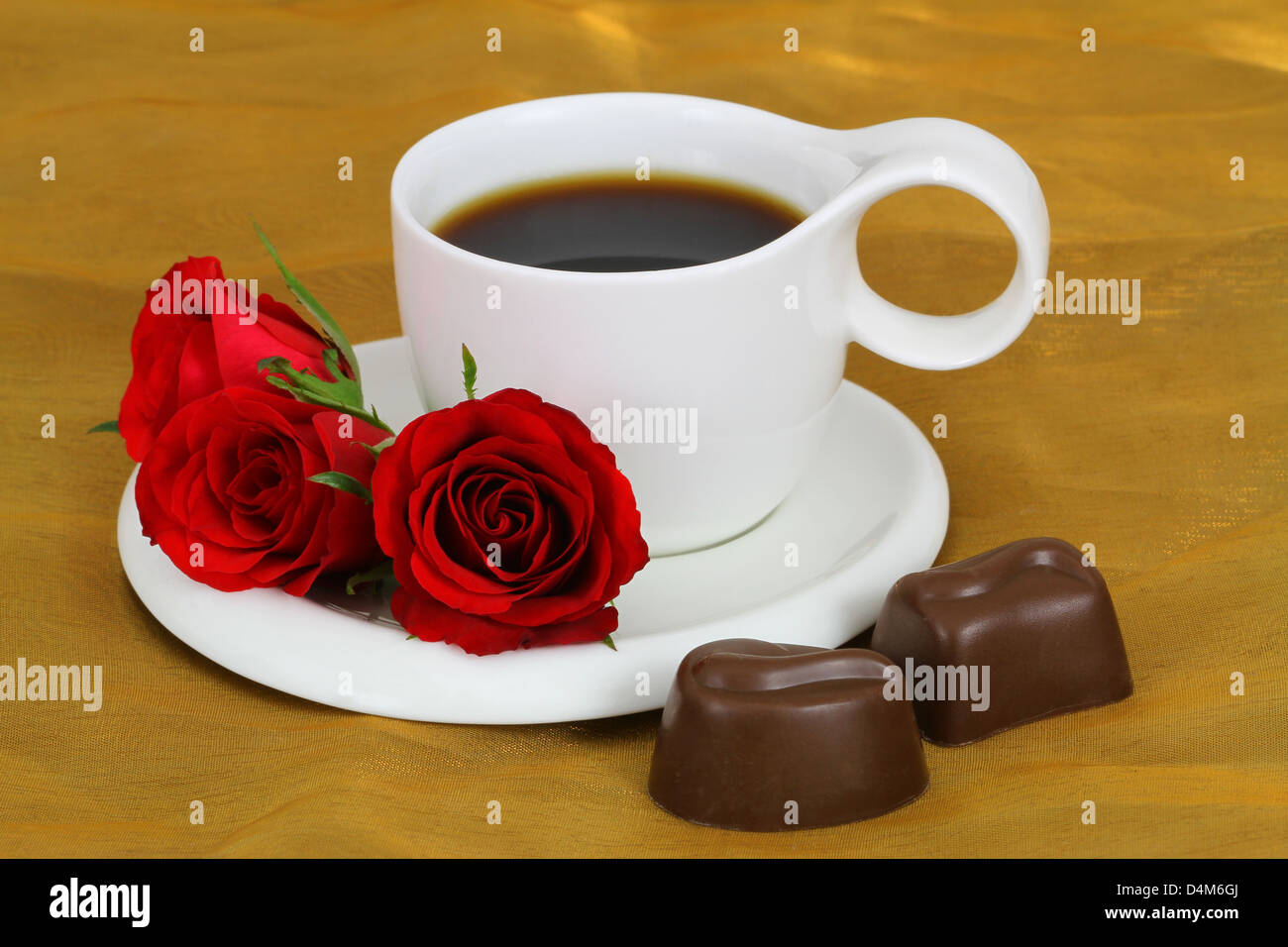 Tasse Kaffee, rote Rosen und milchige Schokolade Stockfoto