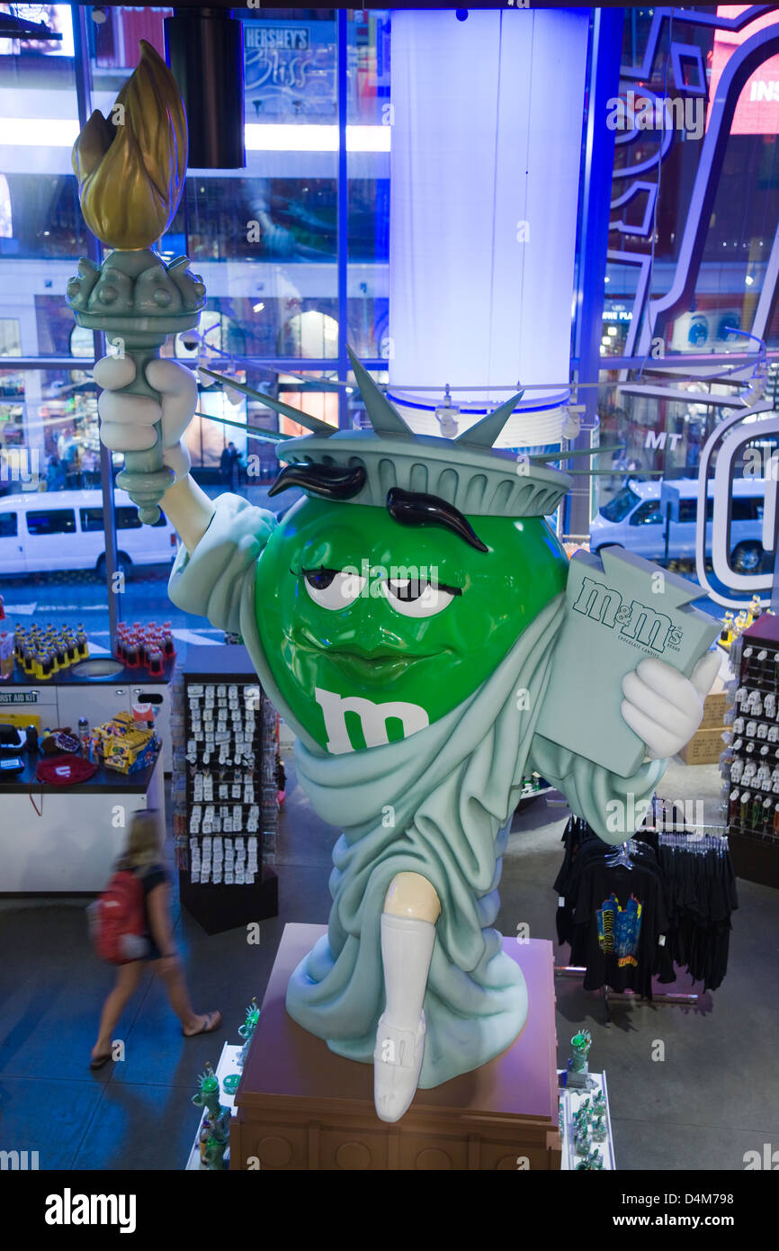 Eine Statue of Liberty M & M Schokolade süße Modell innerhalb der M & Ms-Store in New York Stockfoto