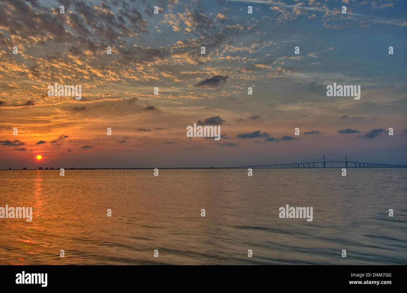 Sonnenaufgang über Tampa Bay und die Sunshine Skyway Bridge Stockfoto