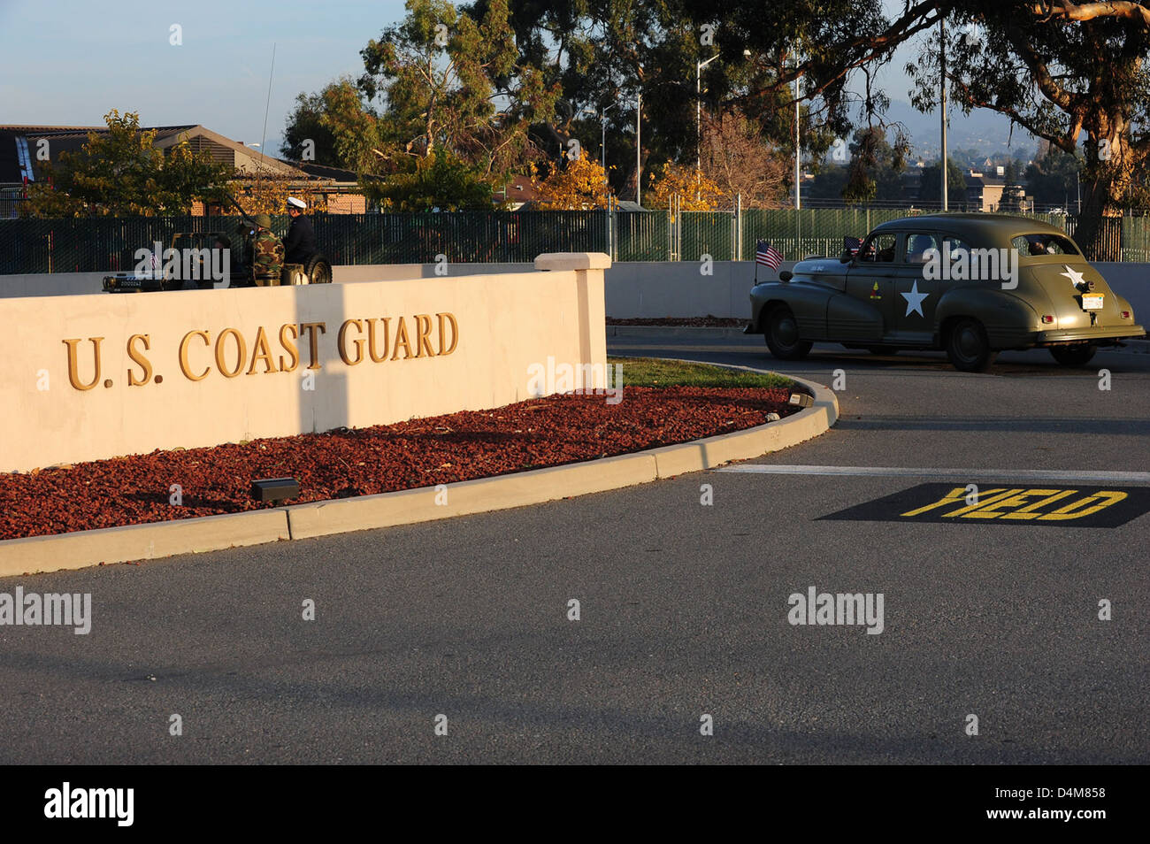 Die Küstenwache ehrt die Helden von Pearl Harbor am 7. Dezember in der Alameda Base Support Unit und würdigt den Dienst und die Opfer der Überlebenden von Pearl Harbor und des Militärs. Stockfoto