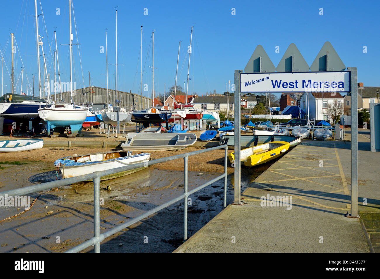 Willkommens-Schild zu West Mersea Boot Benutzern ankommen auf Ponton und Landgang Stockfoto