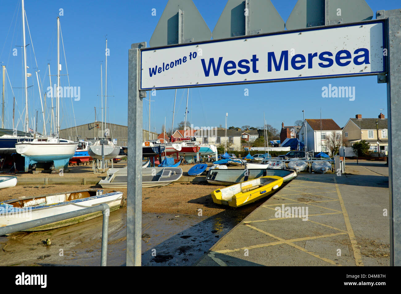 Willkommensgruß an West Mersea Boot Benutzern ankommen auf Ponton und Landgang Stockfoto