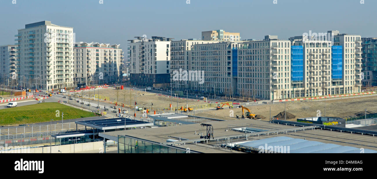 Wohnblöcke, die auf die Umwandlung von 2012 Unterkünften für Olympia-Athleten in neue alte Wohnhäuser warten Stratford Newham East End London England Großbritannien Stockfoto