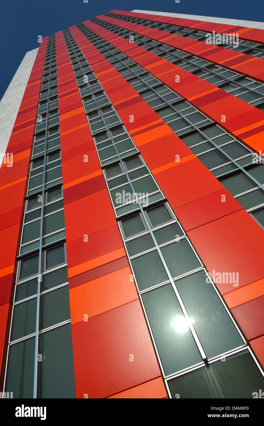 Moderne Wolkenkratzer Wohnung Hochhaus Wohnentwicklung mit roten Vorhang Wand Verkleidung Fassade reflektierende Sonne Canning Town Newham East London UK Stockfoto