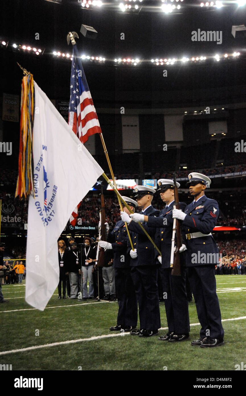 Der Color Guard der R & L Carriers New Orleans Bowl zeigte Präzision und Disziplin, als sie den achten Bezirk repräsentierten. Die Zeremonie war geprägt von den Auftritten von Casey Ranel und Tim Stratton, die ihre Rolle im Prunk der Veranstaltung hervorhoben. Stockfoto