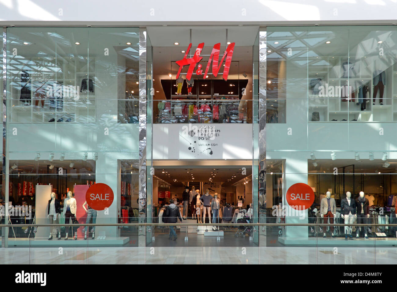 H&M Store Innenansicht der Schaufensterauslagen und Eingang für zwei Handelsetagen Westfield im White City Shepherds Bush West London England Stockfoto