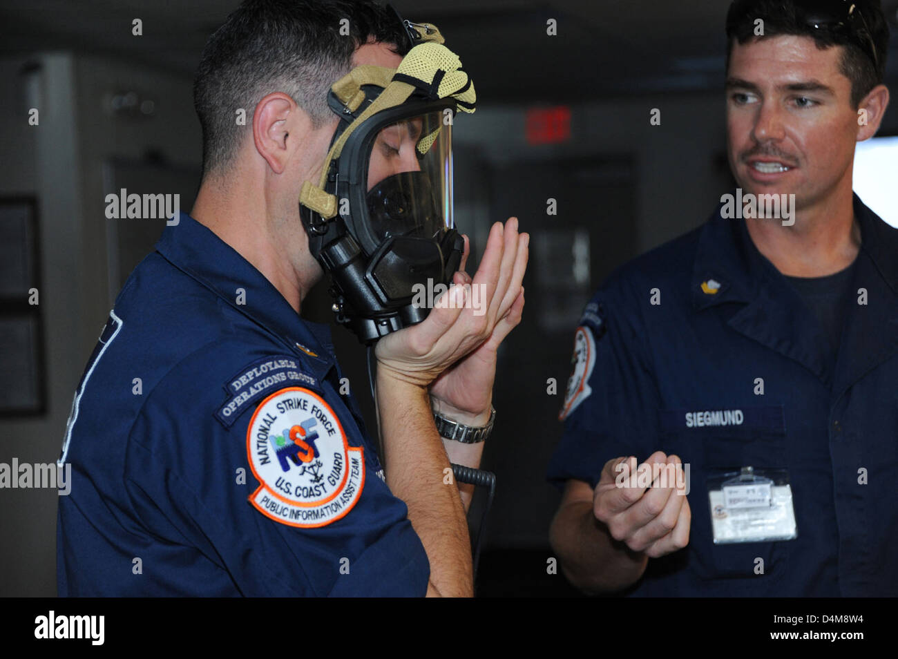 Während der APEC-Konferenz führte das Atlantic Strike Team der US-Küstenwache in Hawaii Schulungen für Gefahrstoffe und Strahlenschutz durch, um die Vorsorge für Notfallszenarien mit toxischen Materialien und Strahlung zu verbessern. Stockfoto