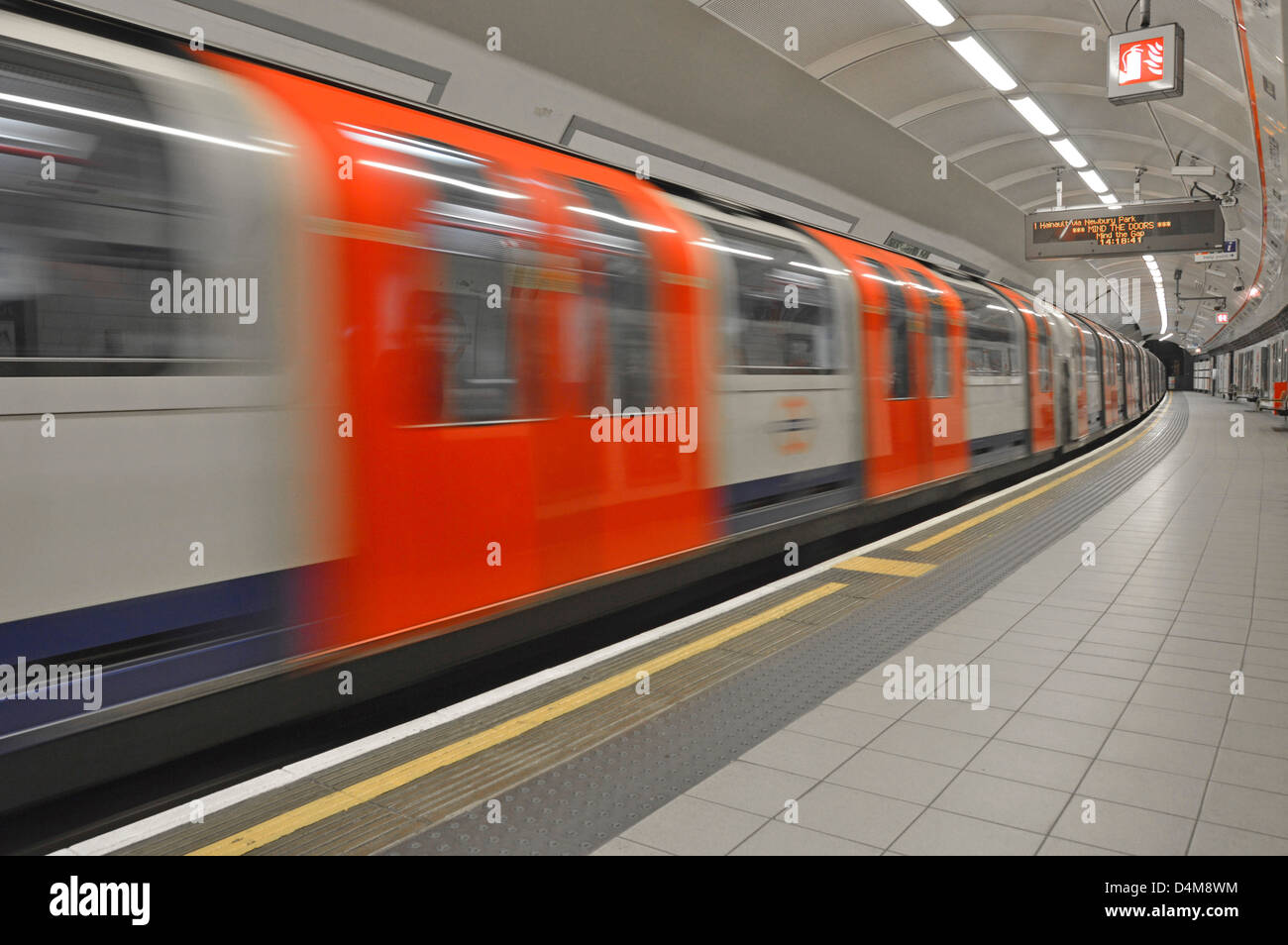 Leere Plattform auf die Londoner U-Bahn station mit Motion blur Central Line U-Bahn Zug Shepherds Bush West London England Großbritannien Stockfoto