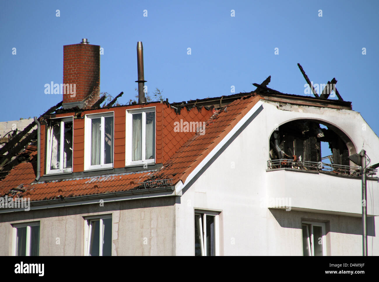 Berlin, Deutschland, verbrannte Dach eines Mehrfamilienhauses Stockfoto
