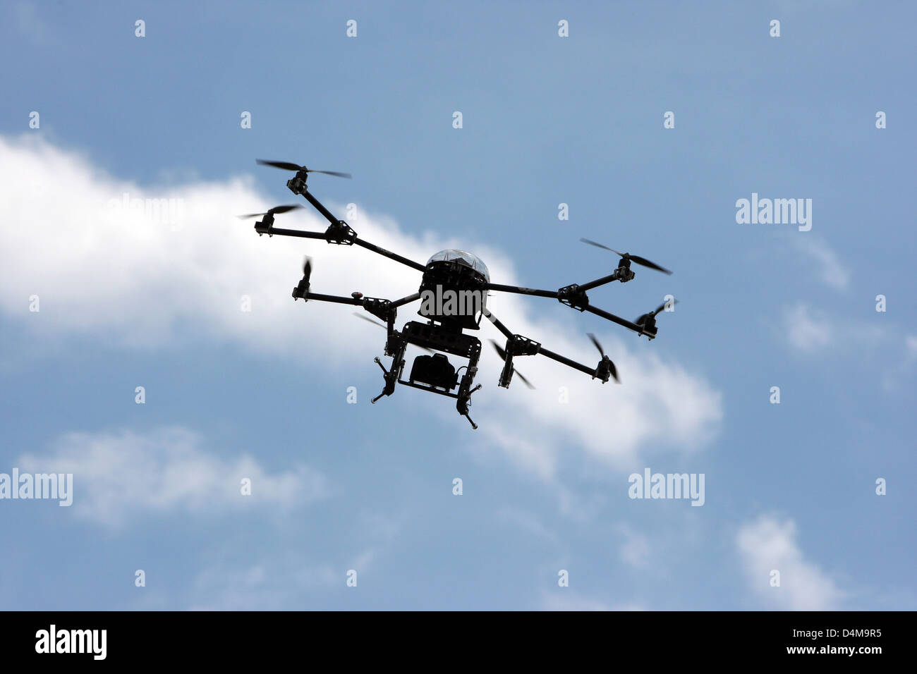Hannover, Deutschland, eine Drohne fliegt durch die Luft Stockfoto
