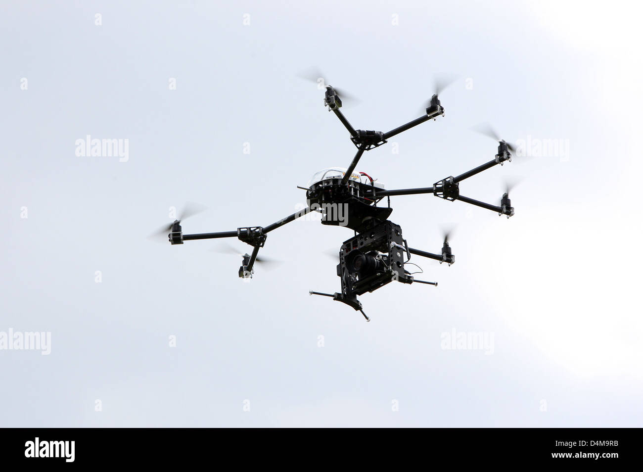 Hannover, Deutschland, eine Drohne fliegt durch die Luft Stockfoto