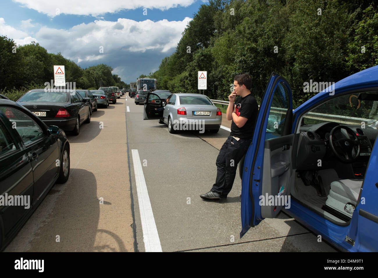 Kasseburg, Deutschland, macht den Menschen in einem Stau auf der A24 in Richtung Hamburg eine Raucherpause Stockfoto