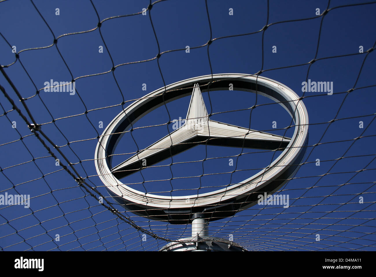 Große Mercedes-Benz Logo-Leuchtschrift mit Logo auf der …