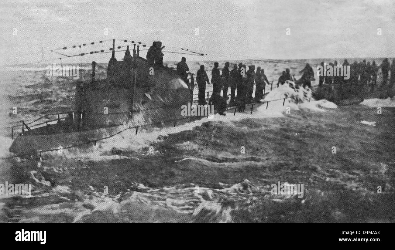 U-58, erfasst durch die Zerstörer USS Fanning und USS Nicholson, Weltkrieg, ca. 1917 Stockfoto