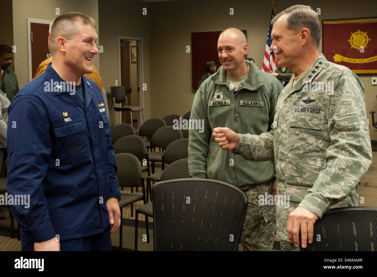 General William Fraser trifft sich mit Captain Joe Paitl bei der Marine Safety Unit in Port Arthur, um Strategien für die Operationen der U.S. Transportation Command und die Verbesserung der Seeverkehrssicherheit zu diskutieren. Stockfoto