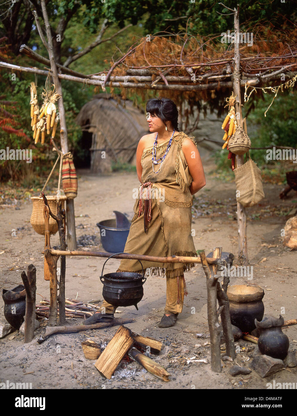 Native Wampanoag Mann in traditioneller Kleidung an Plimoth Plantation, Plymouth, Massachusetts, Vereinigte Staaten von Amerika Stockfoto