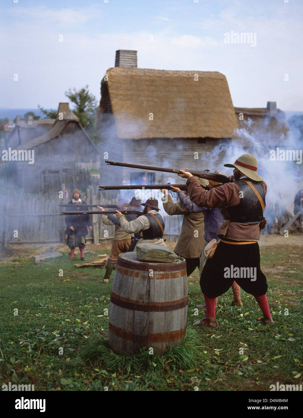 Pilger feuern Musketen in Plimoth Plantation, Plymouth, Massachusetts, Vereinigte Staaten von Amerika Stockfoto