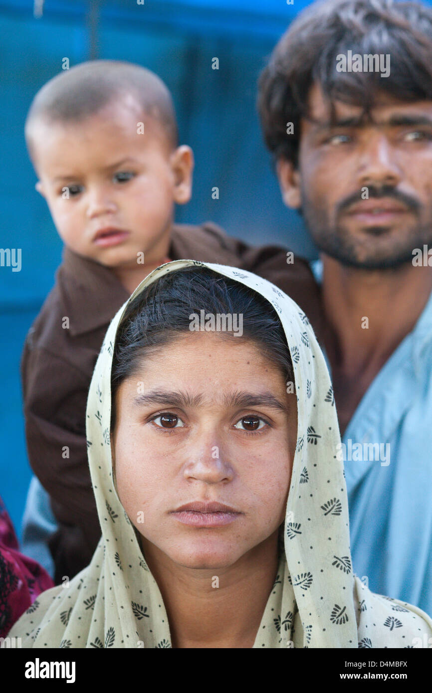 Jaffaraba, Pakistan, Parveen Bebe mit ihrer Familie Stockfoto