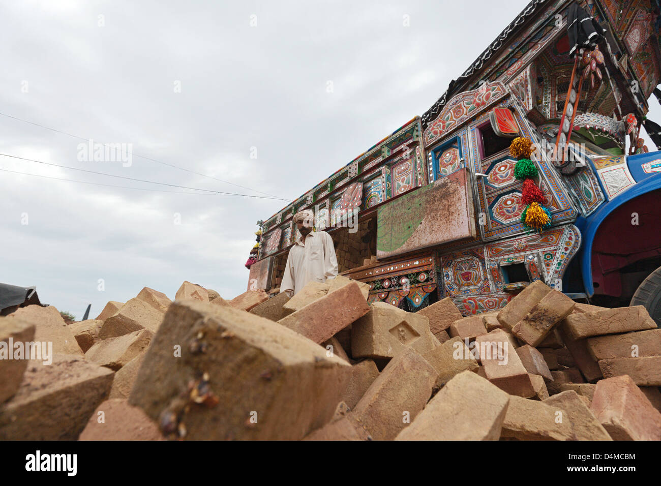 Islamabad, Pakistan, LKW ist mit Steinen beladen. Stockfoto