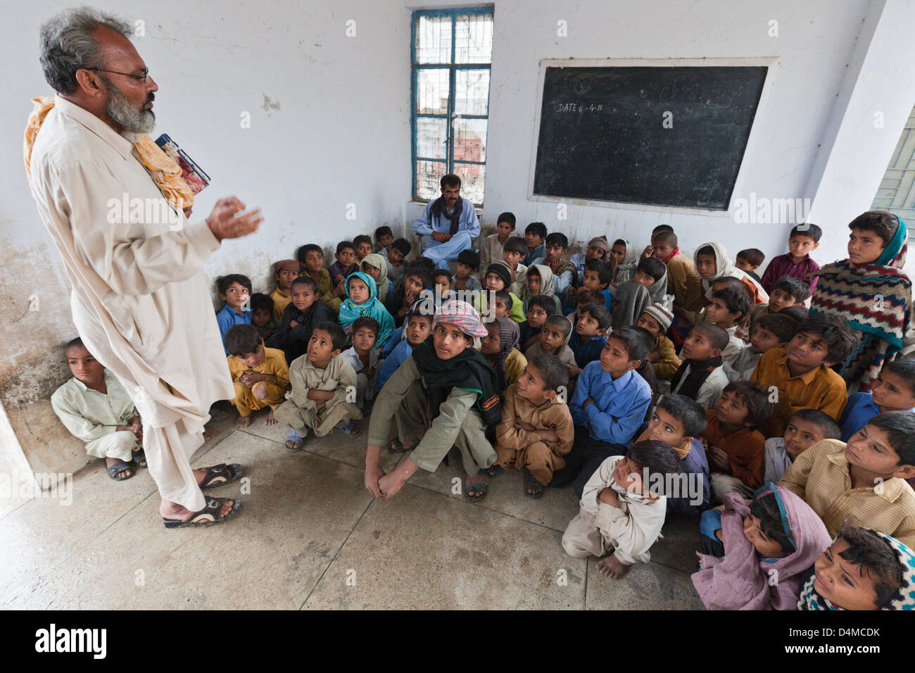 Chabakpur, Pakistan, jungen in der Dorfschule Stockfoto