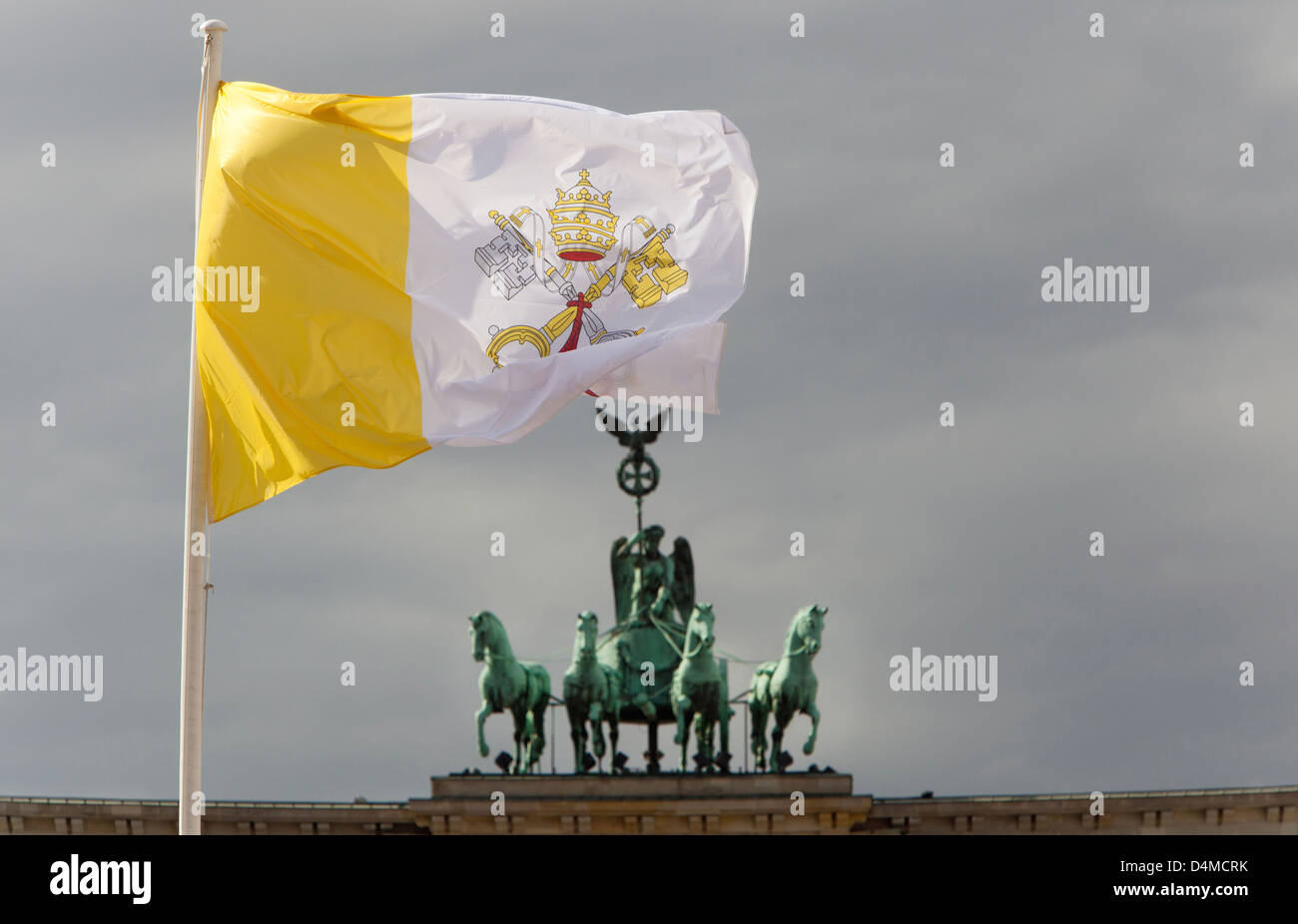 Berlin, Deutschland, die Flagge der Vatikanstadt vor dem Brandenburger Tor Stockfoto