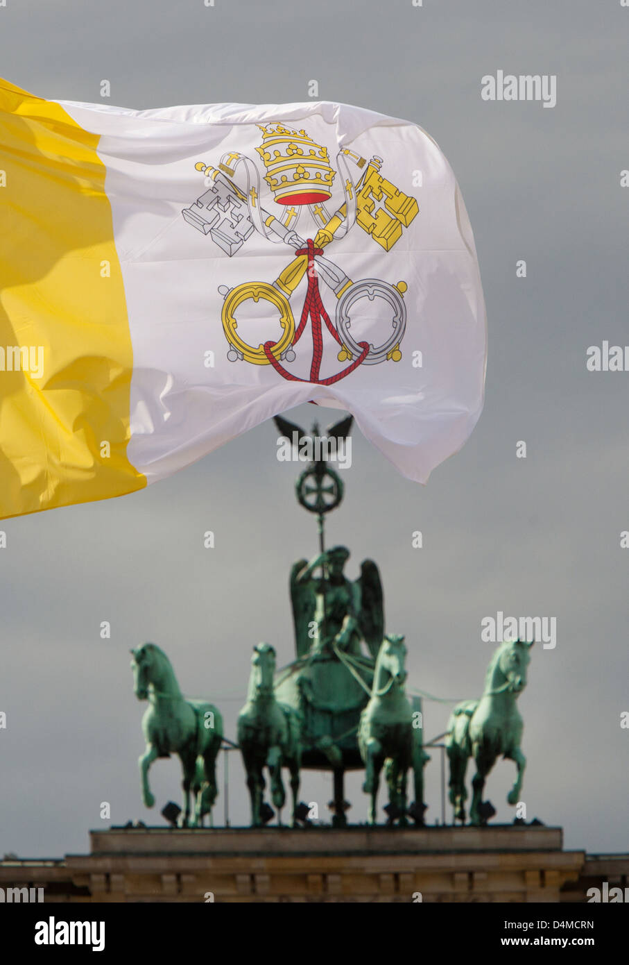 Berlin, Deutschland, die Flagge der Vatikanstadt vor dem Brandenburger Tor Stockfoto