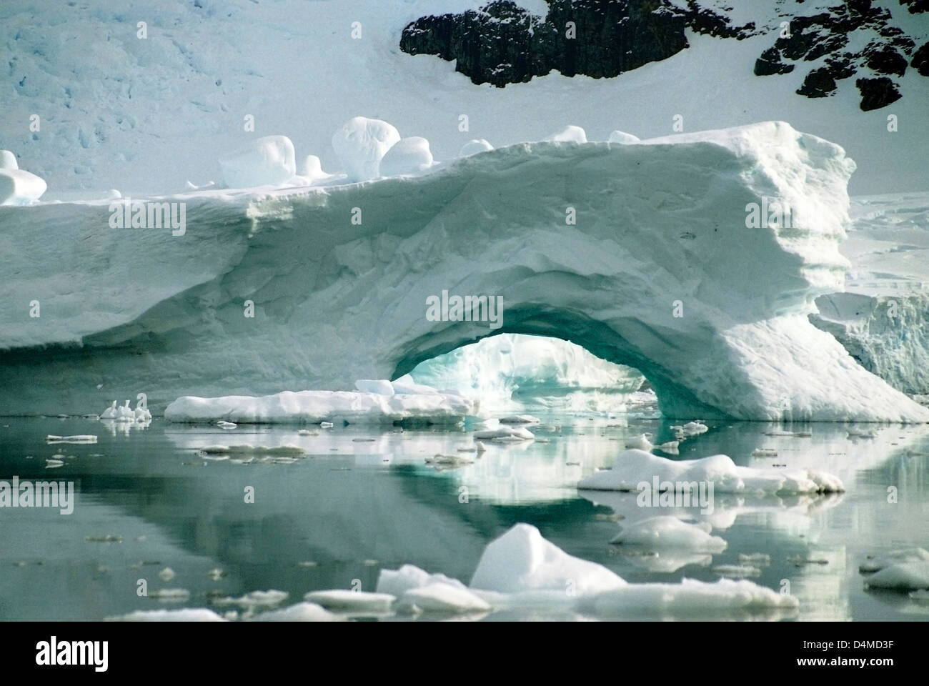 Gewölbte Eisberg in Paradise Bay, antarktische Halbinsel Stockfoto