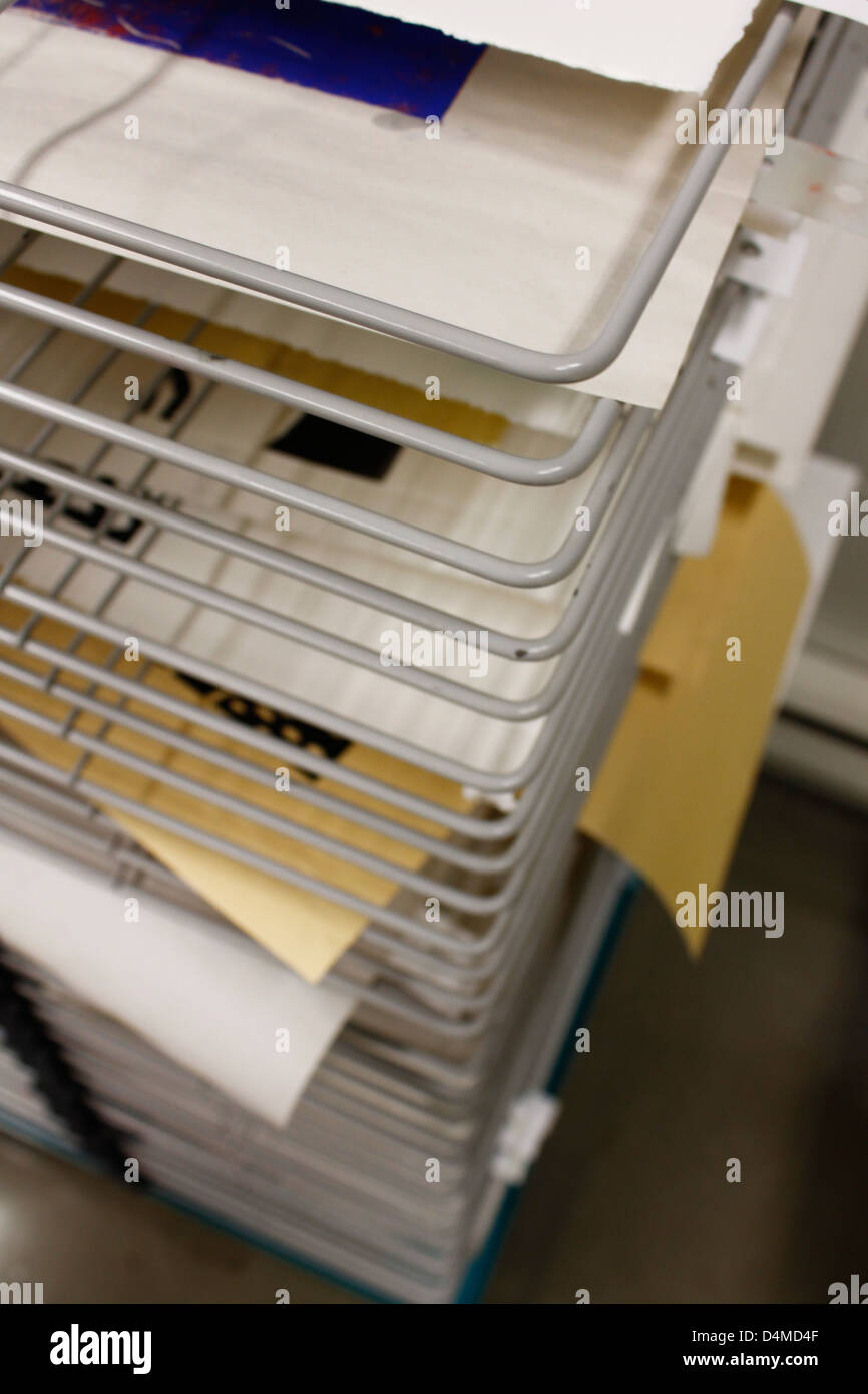 Malerei-Rack, Nahaufnahme, Schärfentiefe, weißes Papier Stockfoto