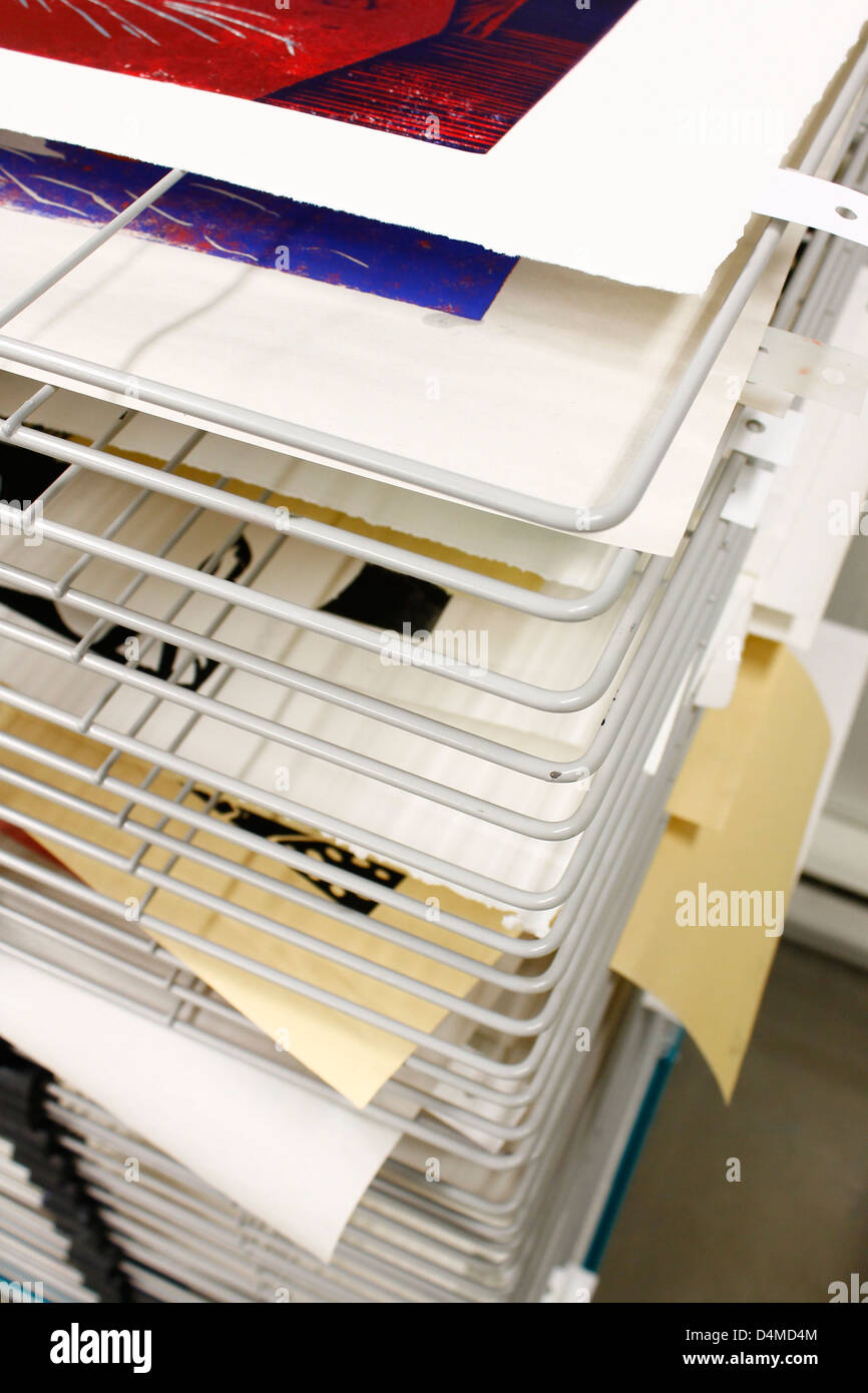 Malerei-Rack, Nahaufnahme, Schärfentiefe, weißes Papier Stockfoto