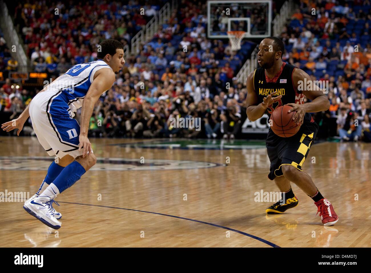 15. März 2013 - Greensboro, North Carolina, Vereinigte Staaten von Amerika - 15. März 2013: Maryland Guard/Forward Dez Wells (32) treibt den Ball nach unten das Gericht während der Maryland Vs Duke Spiel bei der 2013 ACC Herren-Basketball-Turnier in Greensboro, North Carolina in Greensboro Coliseum am 15. März 2013. Duke besiegt Maryland 83-74. Stockfoto