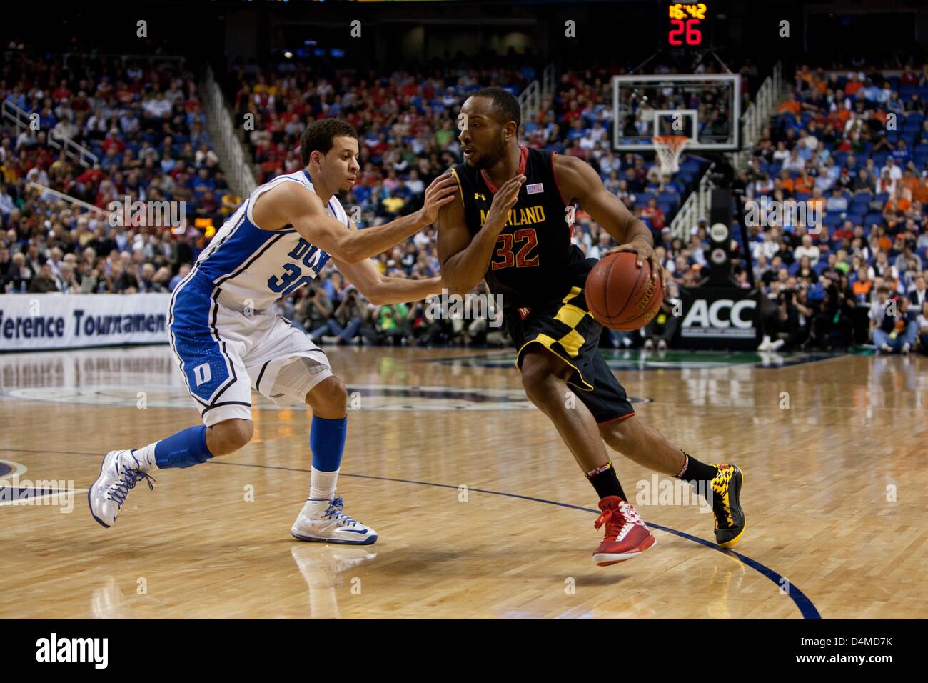 15. März 2013 - Greensboro, North Carolina, Vereinigte Staaten von Amerika - 15. März 2013: Maryland Guard/Forward Dez Wells (32) geht gegen Duke Guard Seth Curry (30) während der Maryland Vs Duke Spiel bei der 2013 ACC Herren-Basketball-Turnier in Greensboro, North Carolina in Greensboro Coliseum am 15. März 2013. Duke besiegt Maryland 83-74. Stockfoto