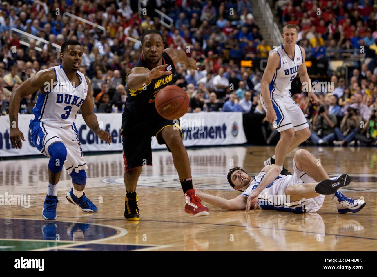 15. März 2013 - Greensboro, North Carolina, Vereinigte Staaten von Amerika - 15. März 2013: Maryland Guard/Forward Dez Wells (32) geht nach eine lockere Kugel während der Maryland Vs Duke Spiel bei der 2013 ACC Herren-Basketball-Turnier in Greensboro, North Carolina in Greensboro Coliseum am 15. März 2013. Duke besiegt Maryland 83-74. Stockfoto