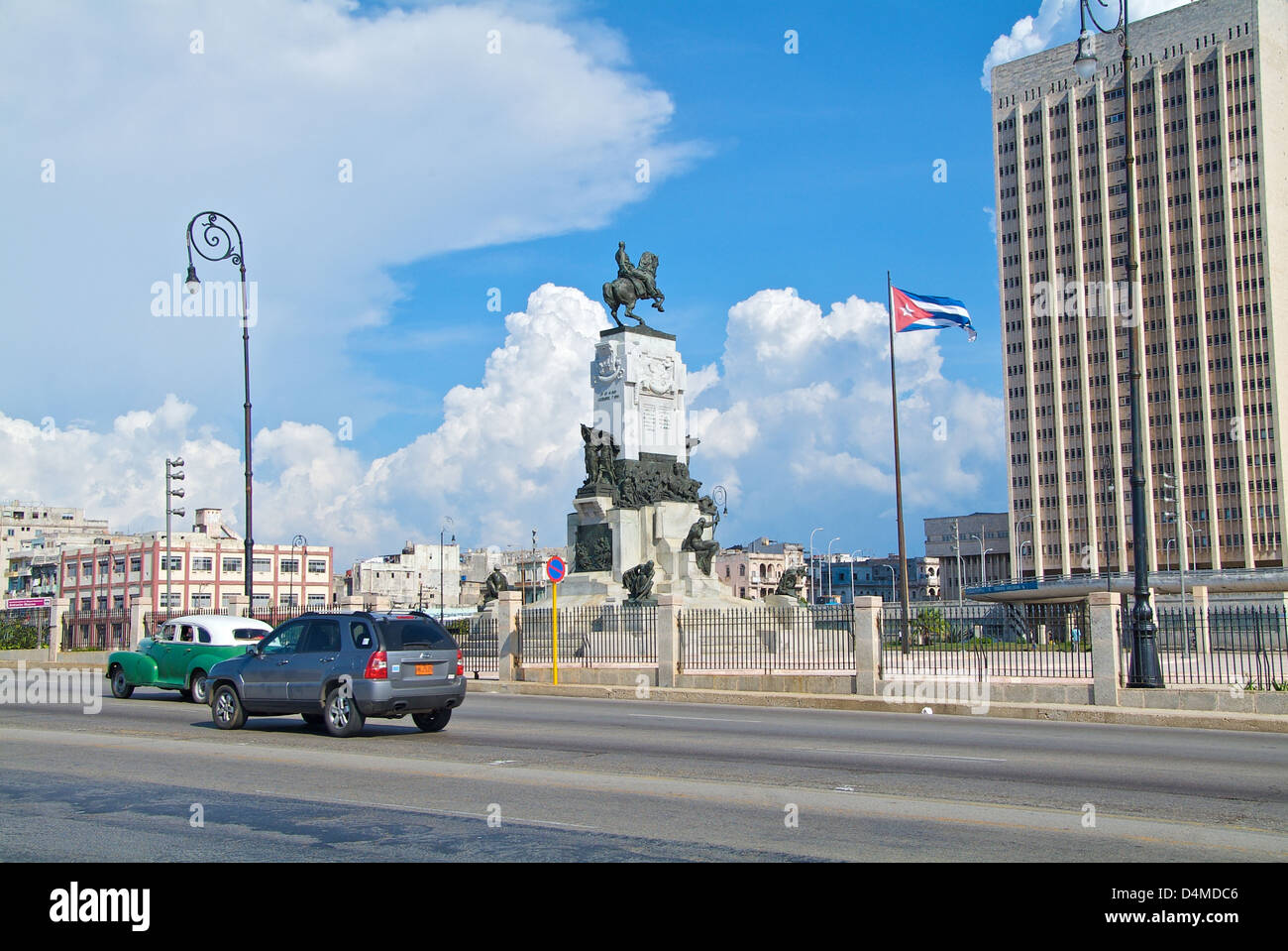 Havanna, Kuba, vor dem Denkmal von Antonio Maceo Hermanos Ameijeiras Krankenhaus Stockfoto
