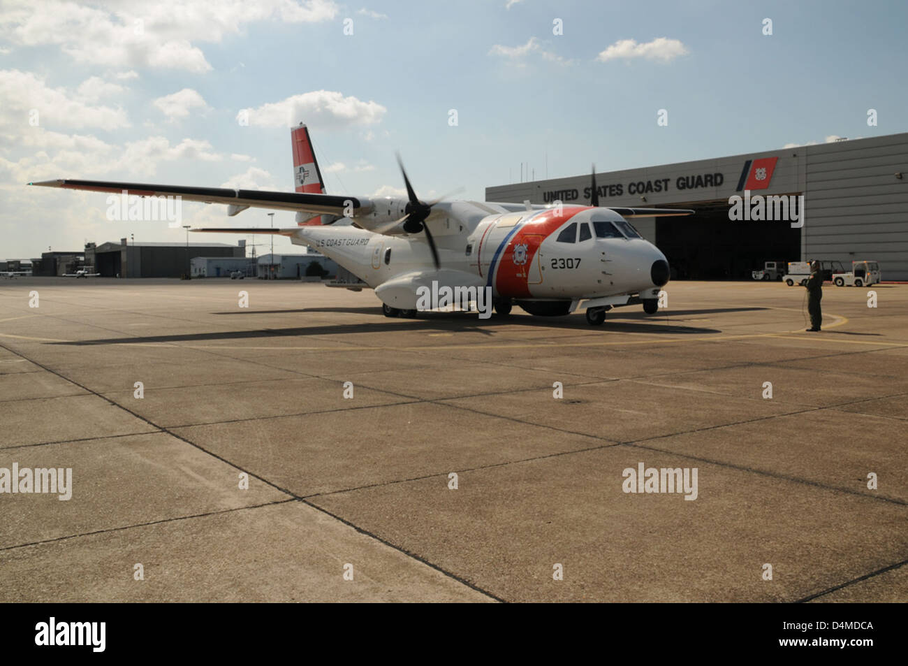 Die Flugzeuge von ATC Mobile wurden umgeleitet, um Hurrikan Ida bei seinen Bemühungen um Such-, Rettungs- und Hilfsaktionen zu unterstützen. Die schnelle Reaktion der Küstenwache spielte eine entscheidende Rolle bei der Unterstützung von Katastrophenschutzeinsätzen entlang der Golfküste. Stockfoto