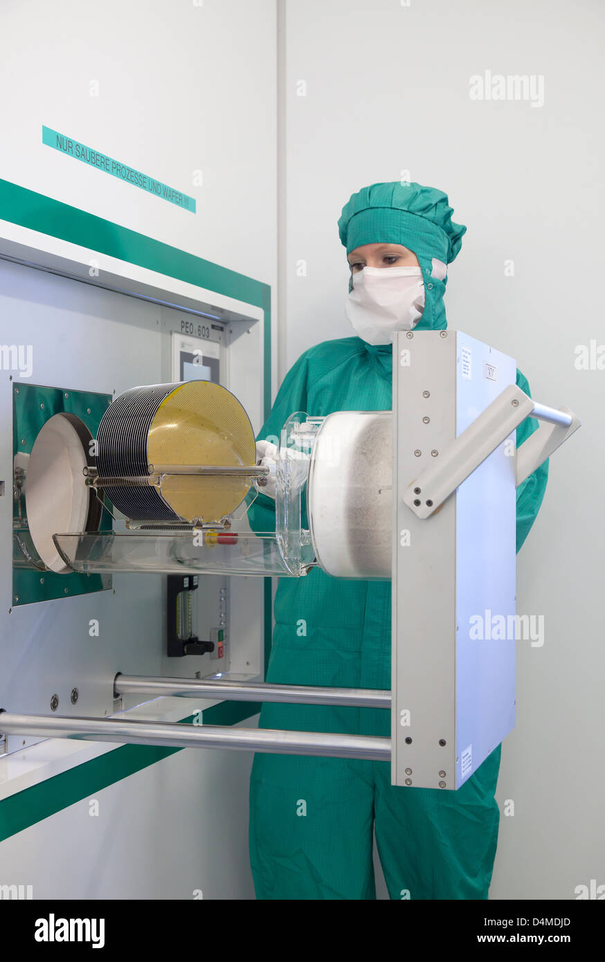 Duisburg, Deutschland, ein Mikro-Technologe arbeiten im Reinraum am Fraunhofer-Institut Stockfoto