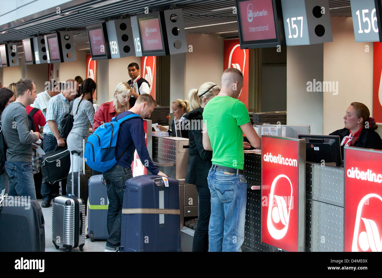 Düsseldorf, Airberlin Passagiere beim Check-in Schalter am Flughafen  Düsseldorf International Stockfotografie - Alamy