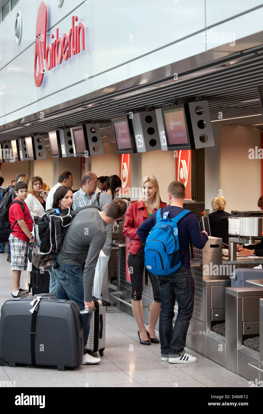 Flughafen Düsseldorf Last Minute Schalter Erfahrungen Düsseldorf, Airberlin Passagiere beim Check-in Schalter am Flughafen
