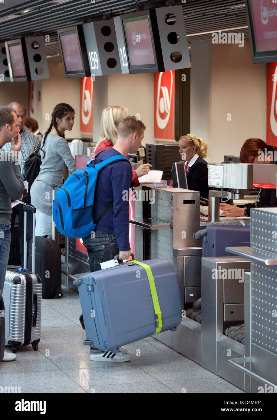 Flughafen Düsseldorf Last Minute Schalter Erfahrungen Flughafen check in schalter mit passagieren -Fotos und -Bildmaterial in