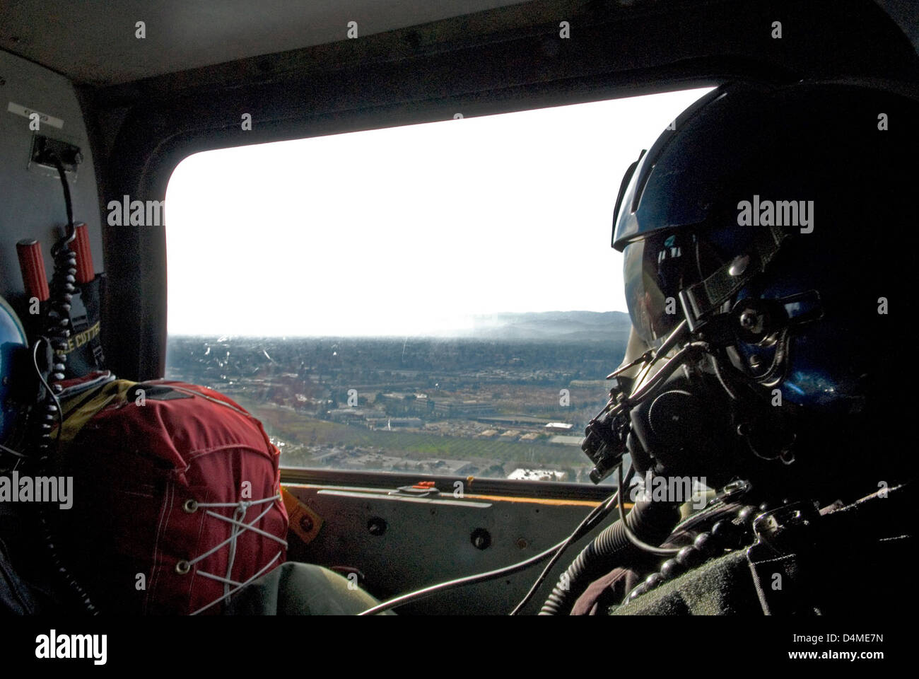 Die Küstenwache entwickelte Spezialausrüstung für die Reaktion auf Bedrohungen durch Massenvernichtungswaffen (MVW). Diese Ausrüstung dient dem Schutz des Personals und gewährleistet eine effektive Reaktion bei MVW-bezogenen Notfällen oder Vorfällen. Stockfoto