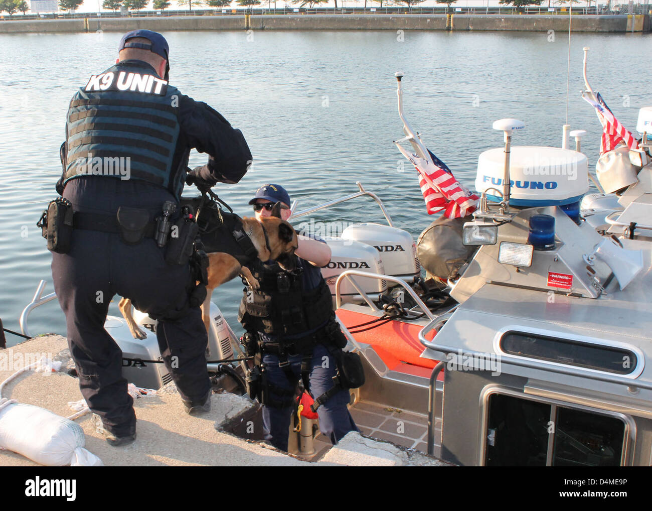 Coast Guard Eckzahn Handler bereitstellen, während NATO-Gipfel 2012 Stockfoto