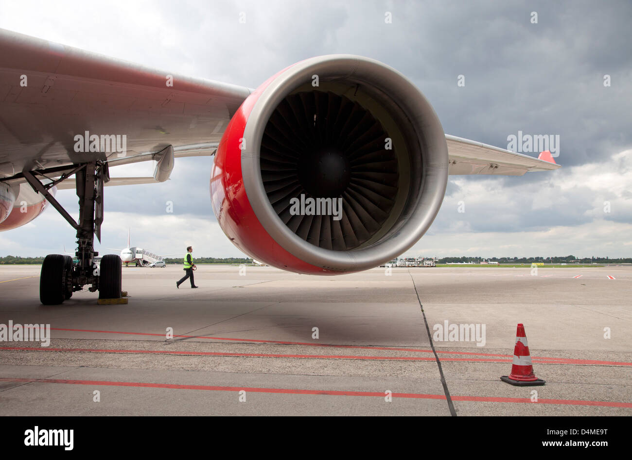 Düsseldorf, Deutschland, der Kapitän auf seinem Rundgang um das Flugzeug herum Stockfoto